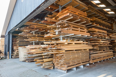 分配谷仓中储存和销售的木板堆材商业的自然高清图片素材