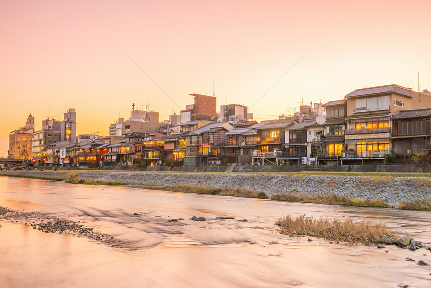 日本京都吉永黄昏时的老房子餐馆和Kamo河城市的老自然图片