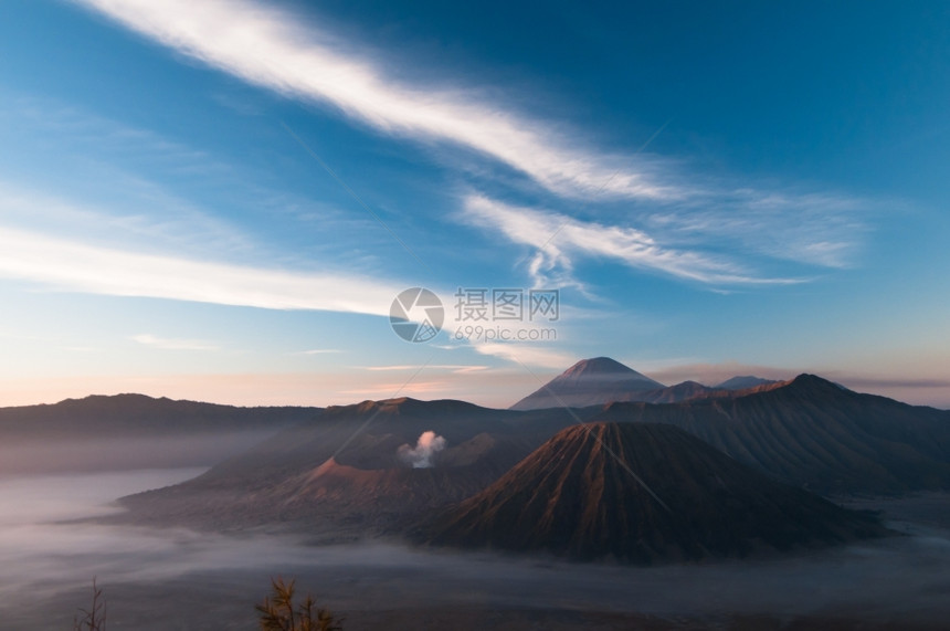 日出印度尼西亚爪哇岛的GunungBromo火山风景岩石图片