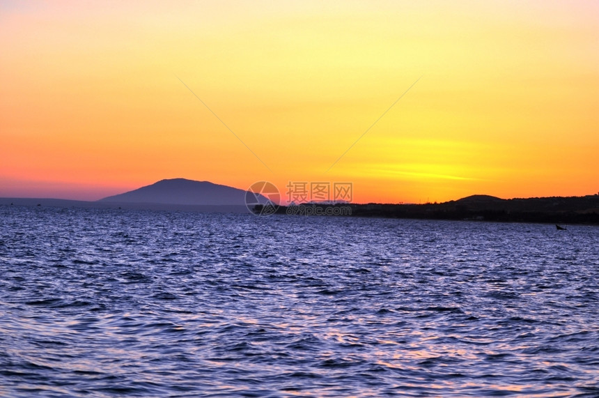 黎明夏天橙日出时海岸的风景图片