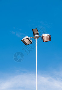 电的在清蓝天空下引导灯杆用于城市公园电灯泡街道图片