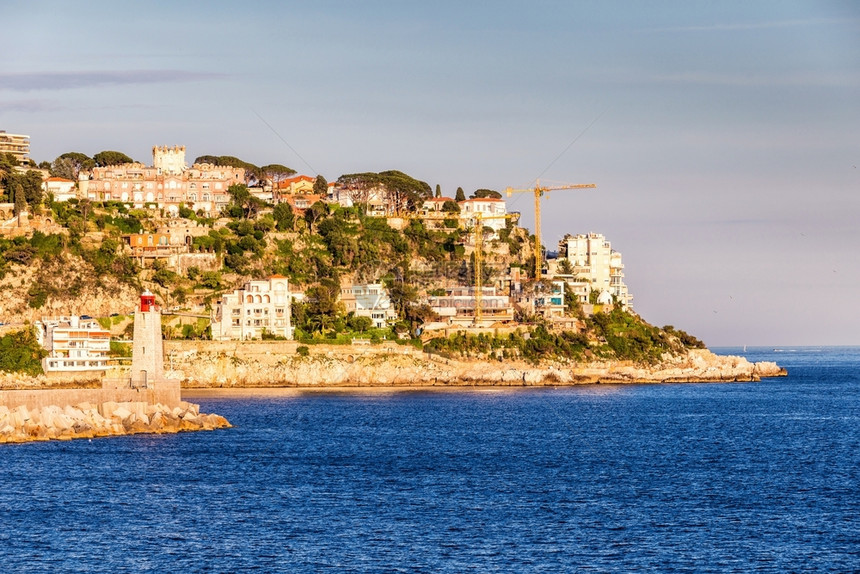 绿松石支撑法国蓝色天空的美好港湾风景法国图像假期图片