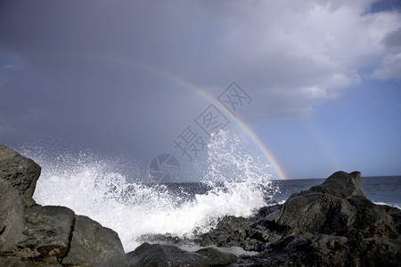 环境的黑色海洋波浪和彩虹高清图片