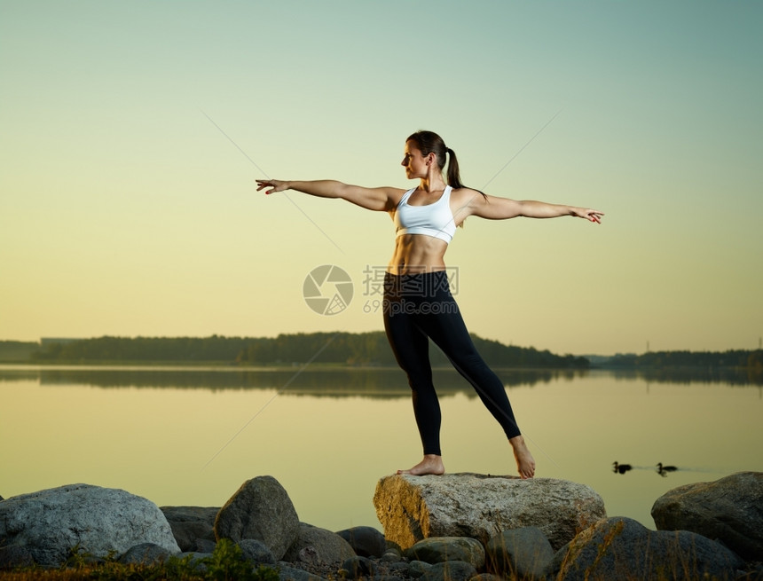 冥想运动女士美丽的年轻青在清晨练瑜伽平静的海在背景上图片