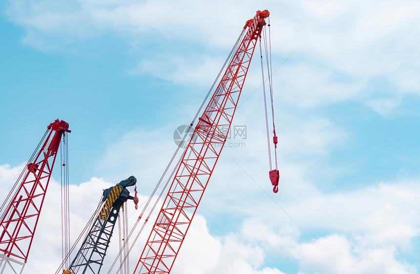 红爬行起重机在建筑工地使用雷轮提升设备租用Craner租赁建造业务的Crane经销商公司RedLawerCraper行业电梯繁荣图片