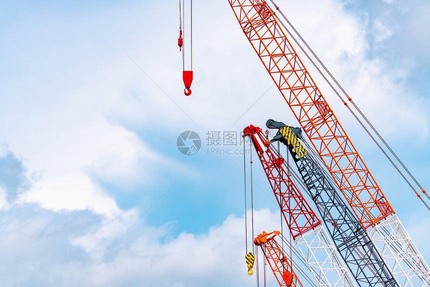 天空移动的重红爬行起机在建筑工地使用雷轮提升设备租用Craner租赁建造业务的Crane经销商公司RedLawerCraper图片