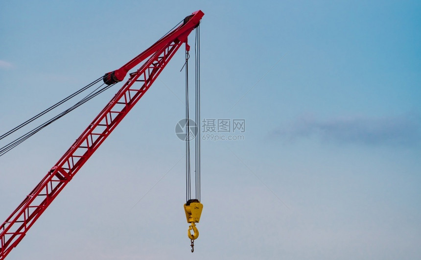 加载红爬行起重机在建筑工地使用雷轮提升设备租用Craner租赁建造业务的Crane经销商公司RedLawerCraper安全白色图片