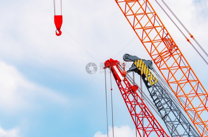 加载红爬行起重机在建筑工地使用雷轮提升设备租用Craner租赁建造业务的Crane经销商公司RedLawerCraper塔电梯图片