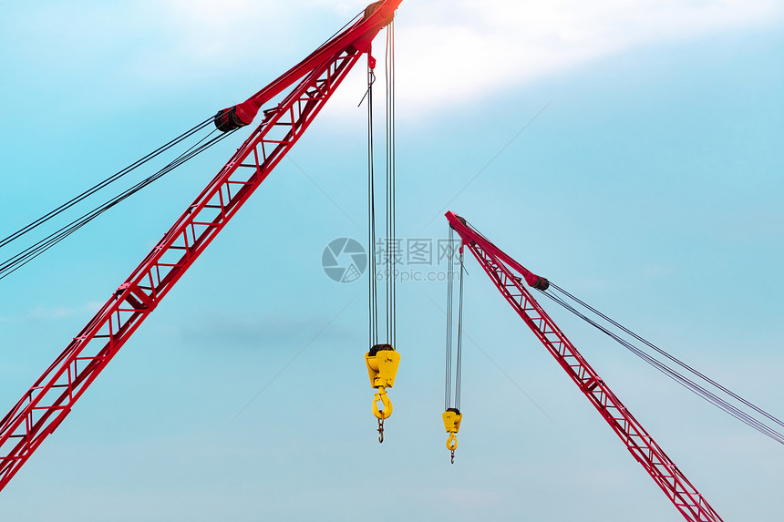 真实的工作财产红爬行起重机在建筑工地使用雷轮提升设备租用Craner租赁建造业务的Crane经销商公司RedLawerCrape图片