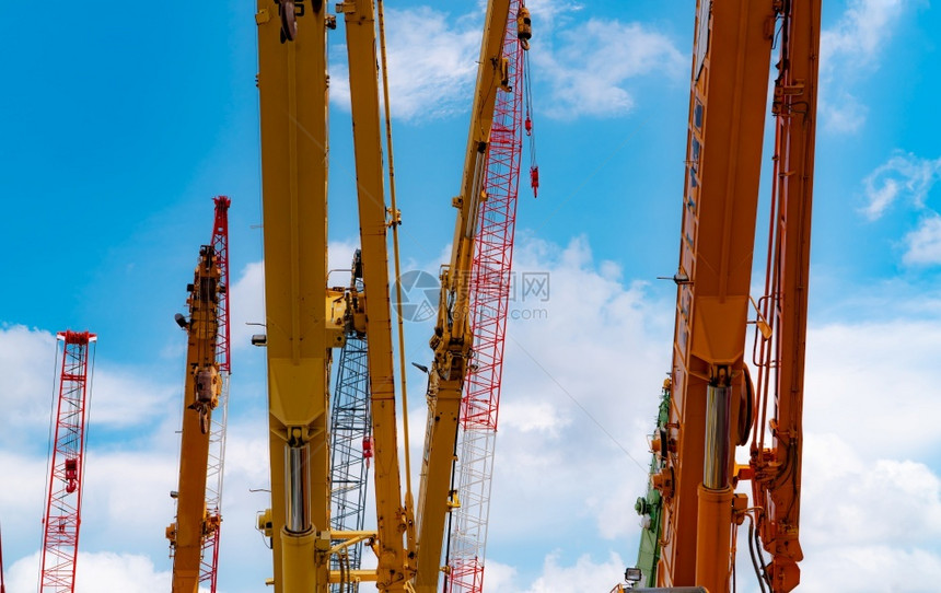 金属丝钩机械红爬行起重在建筑工地使用雷轮提升设备租用Craner租赁建造业务的Crane经销商公司RedLawerCraper图片