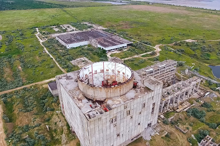 旧被废弃的未完成核电厂和的核电厂工力量车站图片