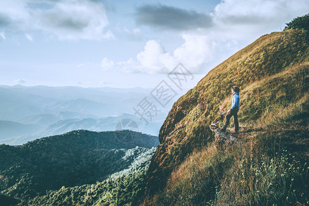 夏天极端假期放松并跨越山地旅行者概念在森林旅行者男子中徒步远足图片