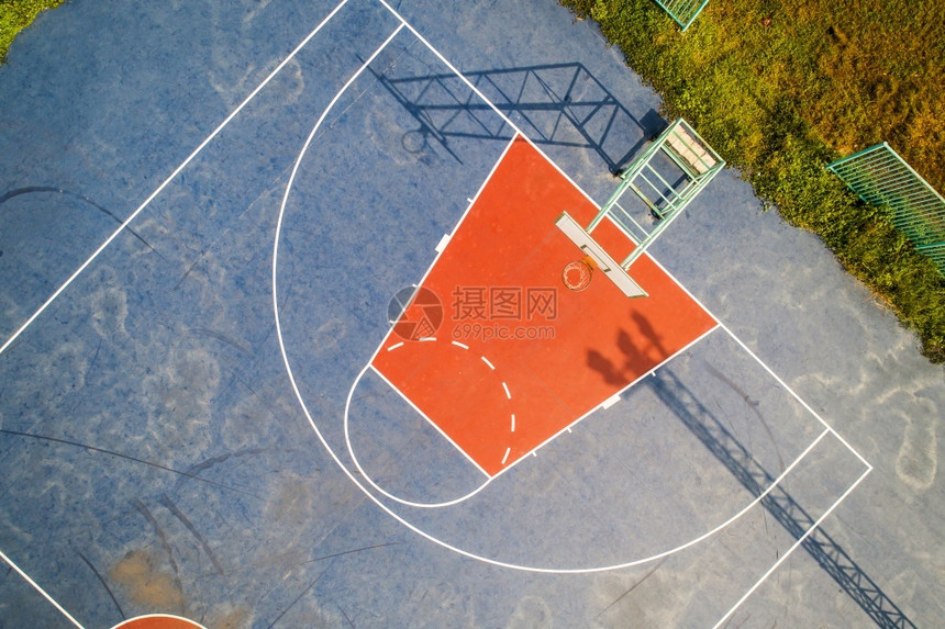 插图空中观TopViewBird眼睛观的学校与篮球场在早上右侧红色的法院图片