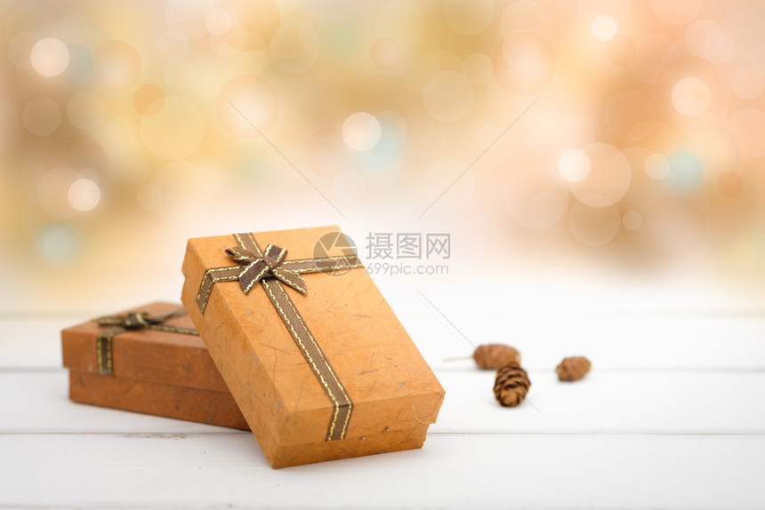 白色背景的棕礼品盒为季节提供复制空间欢迎快乐或新年目的天叶子图片