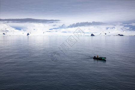 雪南极洲周围都有白山光靠大海湾的面上仅有坦德祖迪亚克号船大约投标图片