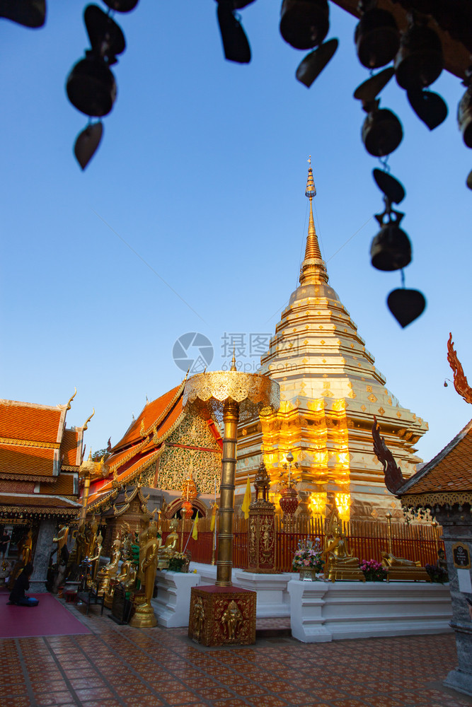 佛教徒宝塔在泰国清迈的多伊苏西普佛教寺庙塔图片
