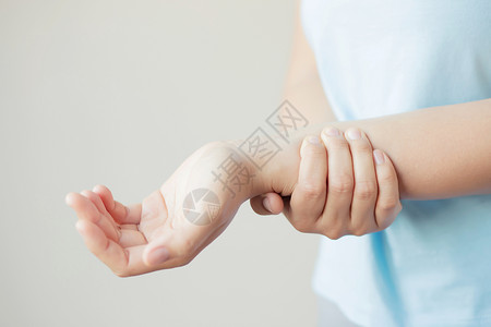 手臂疼痛的女性图片