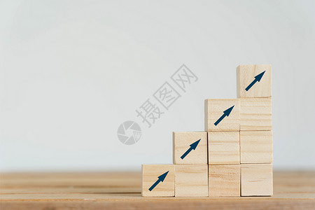 木头箭头盒子在桌上的箭头木块堆叠与楼梯背景相同商业成长概念将空间复制为文本摘要成功股票市场管理成就复制了空间TreatyCustranc背景