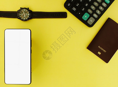 电话桌子财富白色屏幕智能手机配有计算器和黄色背景旁观的白屏幕智能手机图片