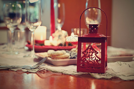 精美蜡烛装饰布置精美的餐桌和圣诞装饰背景