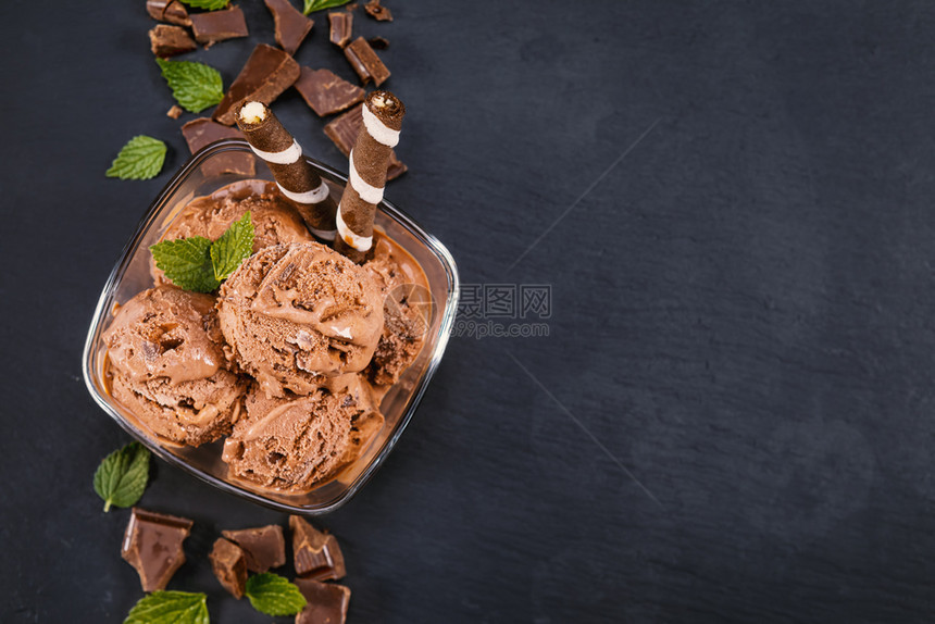 茶点夏天把巧克力冰淇淋放在玻璃碗里配有面包棒甜瓜和巧克力在黑板上集中关注碗配有勺子巧克力冰淇淋杯子图片