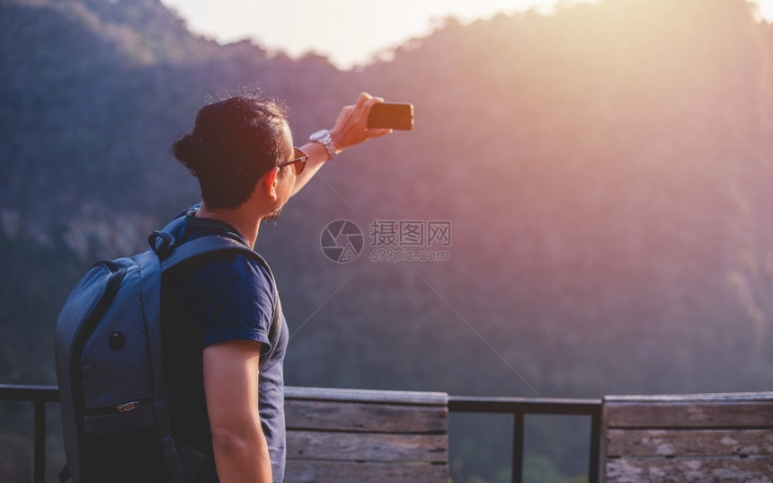 亚洲男旅游者正在使用手机自拍通过社交网络在媒体上分享校对Soup服用年轻的移动图片