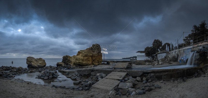 敖德萨码头暗阴的云在海面上飘荡直到黎明光辉云在海面蓝色的图片