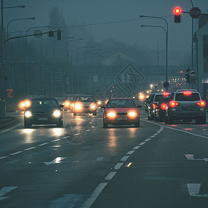 冬季天气恶劣公路轻型车辆上危险汽交通在雾中行驶季节街道薄雾图片