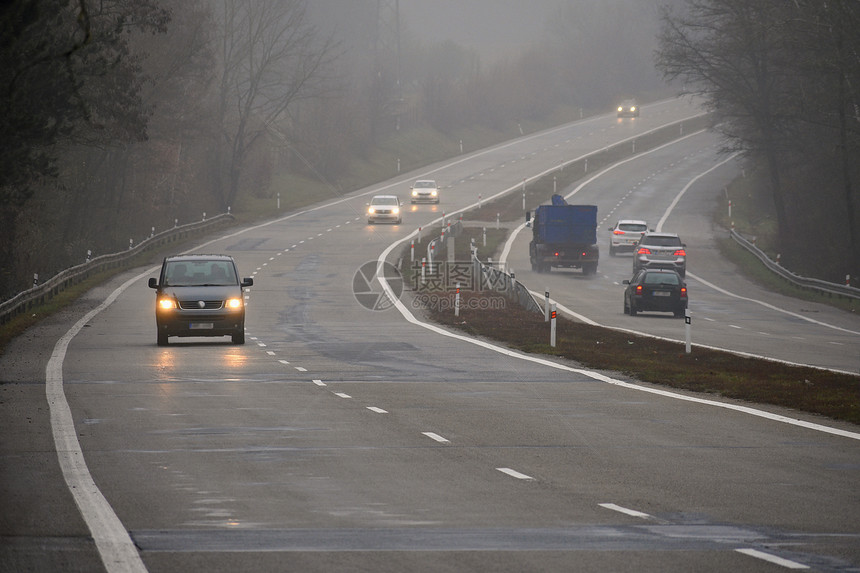 湿的冬季天气恶劣公路轻型车辆上危险汽交通在雾中行驶高速公路风暴图片