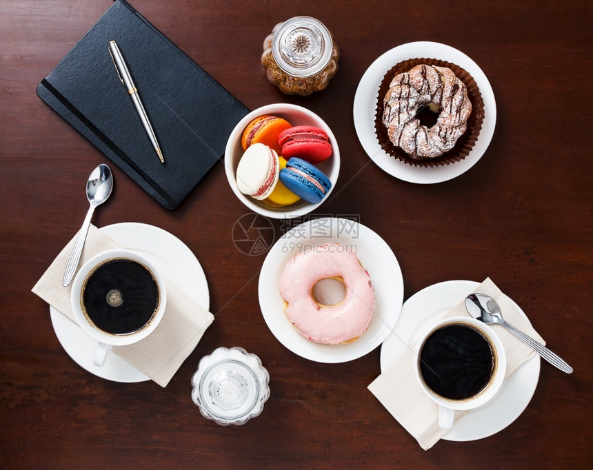 松弛餐桌上有甜点的咖啡上观咖啡加甜点饮料放图片