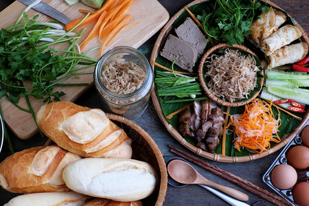 生料带著名的越南食物是banhmithit流行的街头食物来自面包里塞满了生料猪肉火腿梨子蛋和新鲜草药城市越南语生的背景