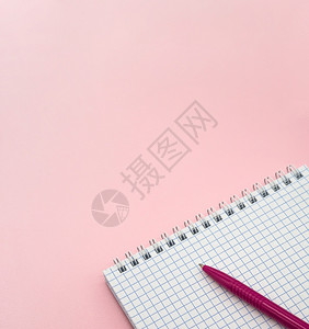 笔记本空的一张白格子纸记事本和粉红色的笔记事本弹簧螺旋格子纸日记图片