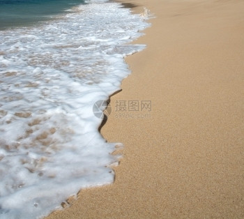 旅行支撑粮食12月在亚洲斯里兰卡南部省的天堂海滩上美丽的波浪在12月于亚洲的斯里兰卡南部省图片