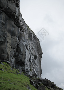 墙高的在法罗群岛瓦加尔的左侧用石头楼梯下雨后由火山起源的湿黑色岩壁垂直彩地形图像法罗群岛光荣景象法罗群岛的贺卡图案有质感的背景图片