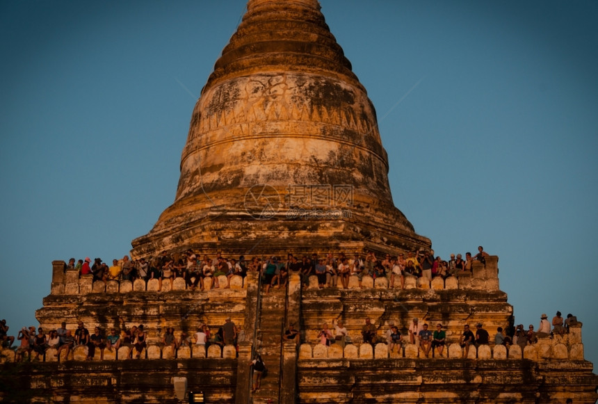 结构体在缅甸的Shwesandaw塔台观看日落的人们在缅甸Shwesandaw塔台建筑学地点图片