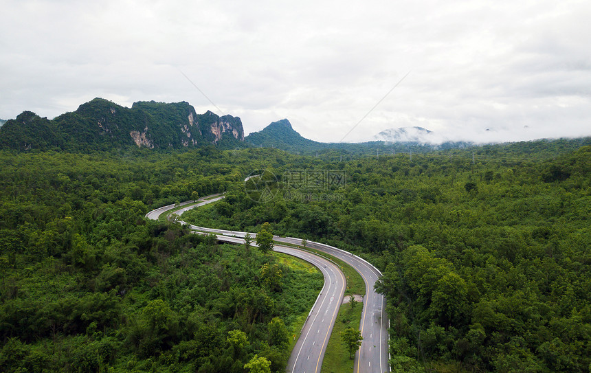 森林里蜿蜒的公路图片