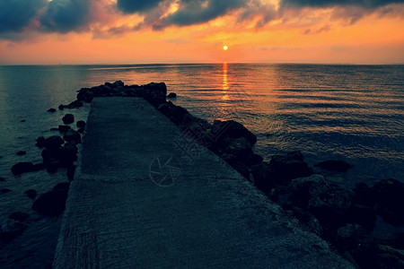 风景优美镇日落海边的面日出美丽的浪漫风景与自然阳光图片