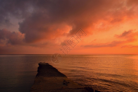 阳光海浪风景优美日落海边的面日出美丽的浪漫风景与自然图片