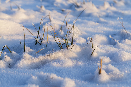 天气冬季雪在下后出现冬季的雪流在天飘动季节爬坡道图片