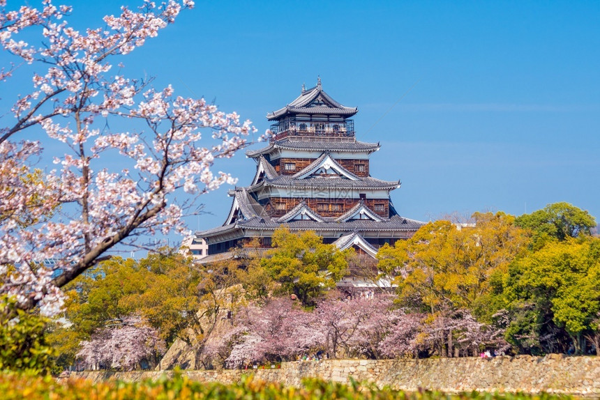日本樱花季的城堡图片