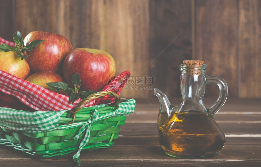 农舍桌边的自制葡萄园果团苹新鲜的调味料废话图片