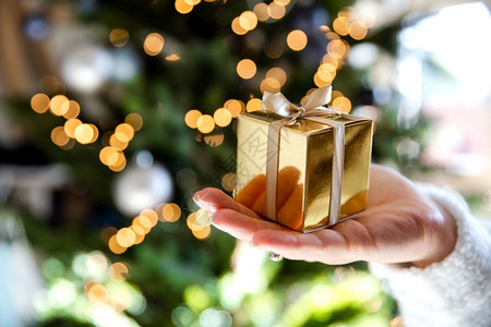 圣诞节手中的金色礼盒图片