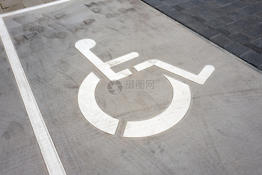 街道城市的残疾人停车处轮椅标志座符号无效的图片