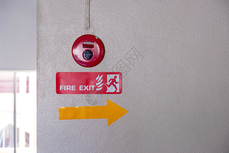 墙底壁上的灭火器系统工业用强力紧急设备消火栓控制保护图片