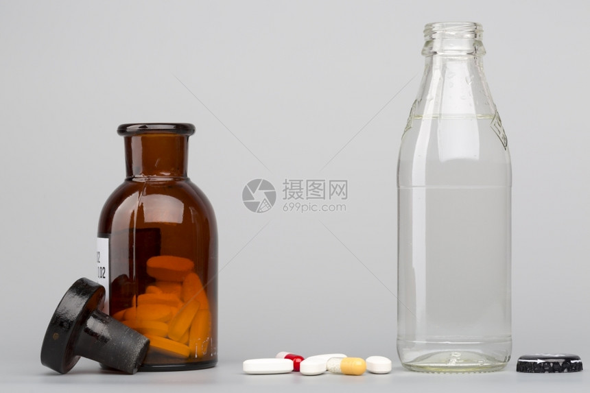 治愈瓶装水玻璃药和不同丸片瓶子图片