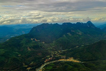 目的地湄公河和山空中观察老挝LuangPrabang当地的普拉邦图片