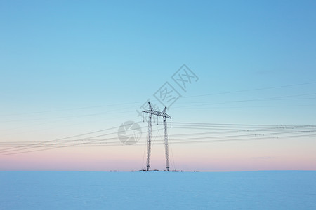 分配粉色的冬天柔和日落时空旷冬田中电力线图片