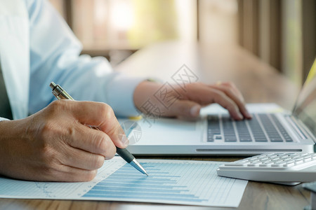 贷款预算纸从事商业销售报告工作的审计员或财务检查业销售报告图片