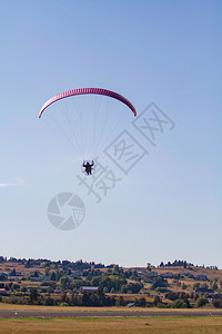 超轻功率伞式降落空中用蓝天飞行夏滑翔高的图片
