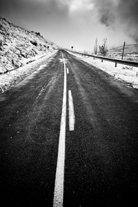 暴风雪覆盖冰冬天的山路寒冷细节公路旅行冬天的雪山路图片